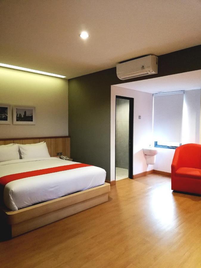The Nyaman Motel Джакарта Екстериор снимка